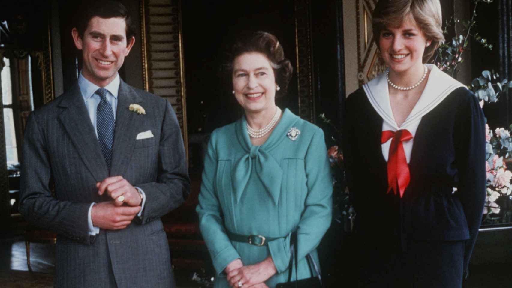 Carlos de Inglaterra, Isabel II y Lady Di, en 1981.