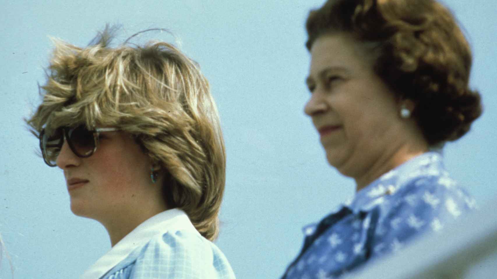 Diana junto a la reina Isabel II.