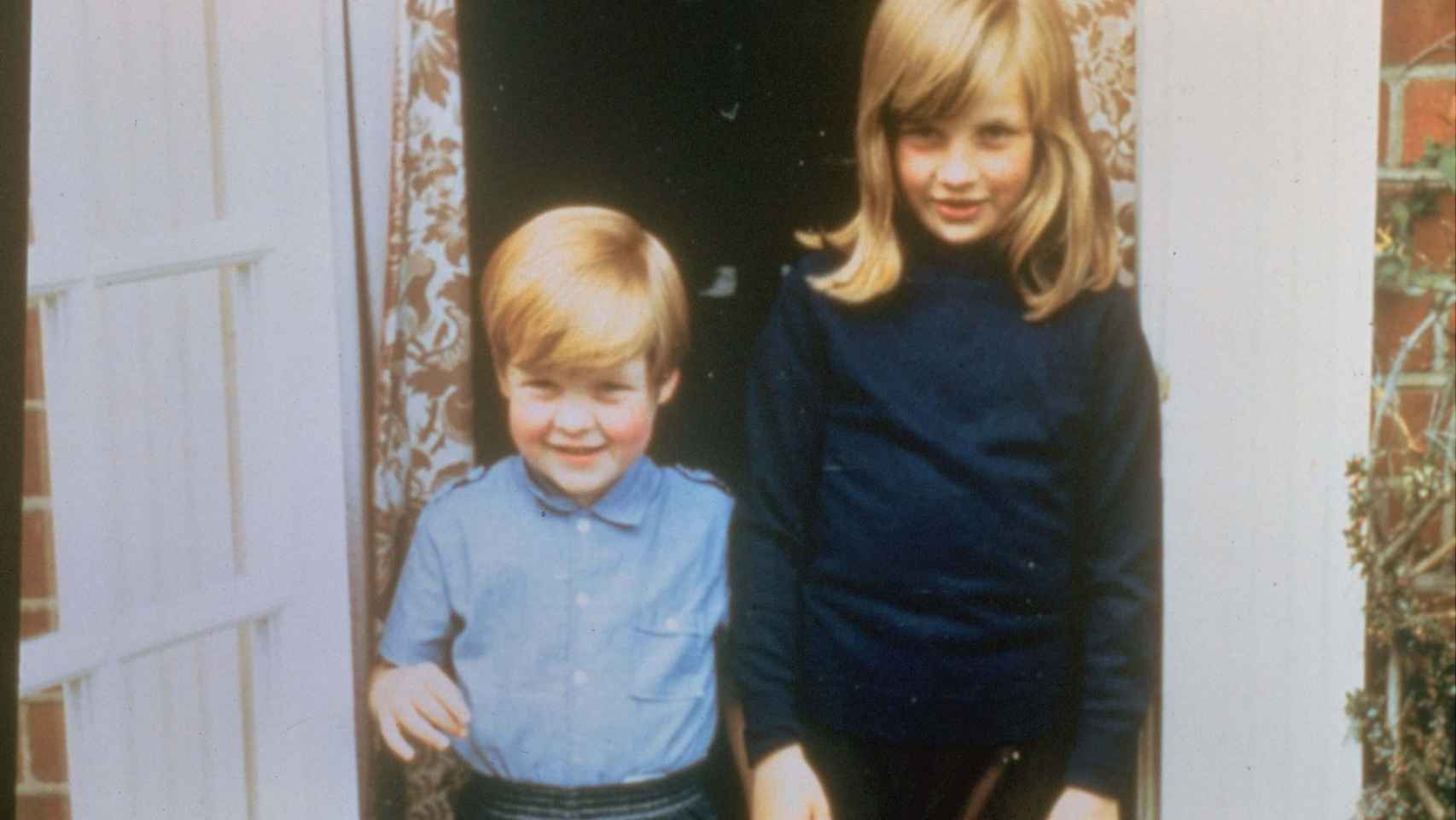 Los hermanos Charles y Diana Spencer, en 1968.
