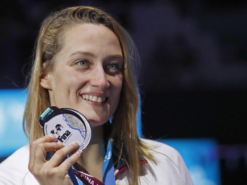 Mireia Belmonte con la plata mundial ganada en los 400 estilos.