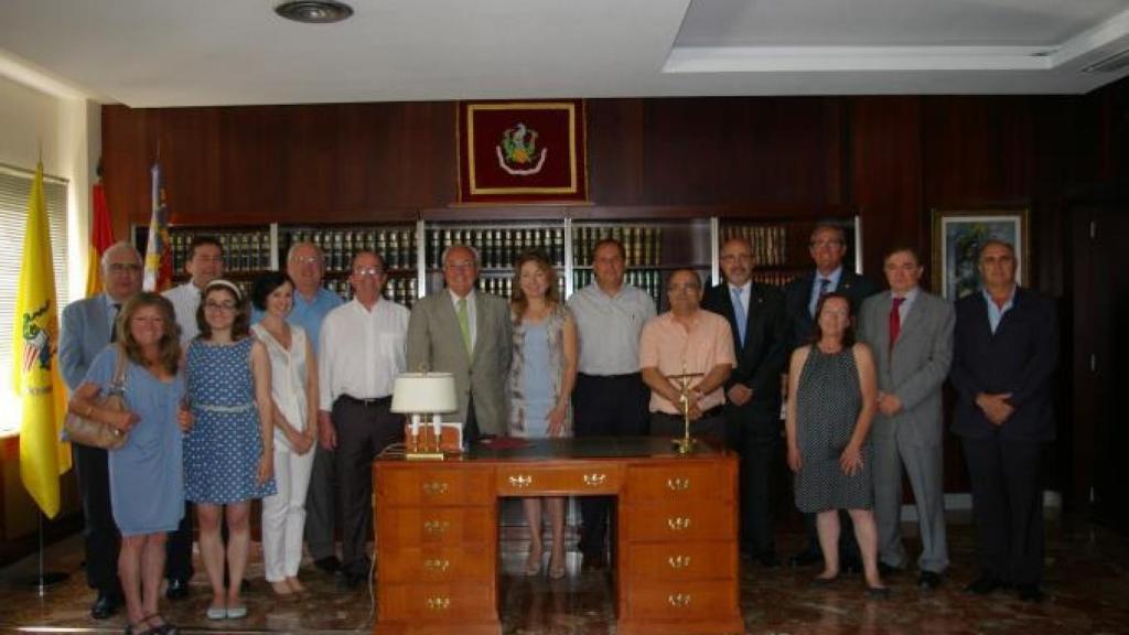 Junta directiva del Colegio de Médicos de Valencia. R.T., de traje gris, es el segundo por la derecha.