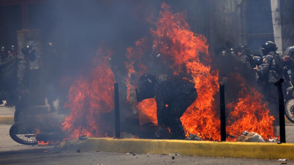 Un policía trabaja en una de las zonas más conflictivas de la manifestación.