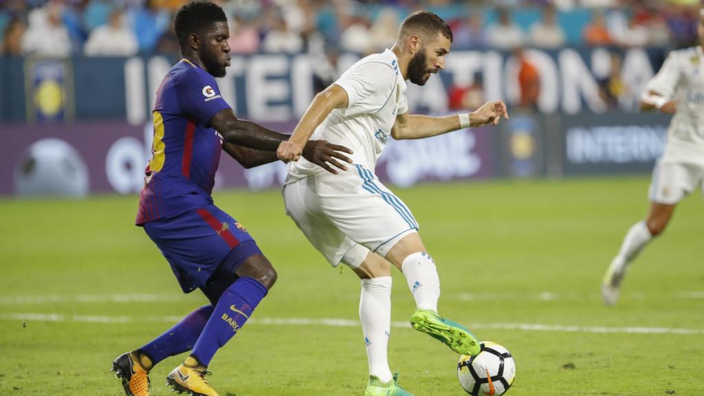 Benzema, ante Umtiti, en el Clásico amistoso en Miami.