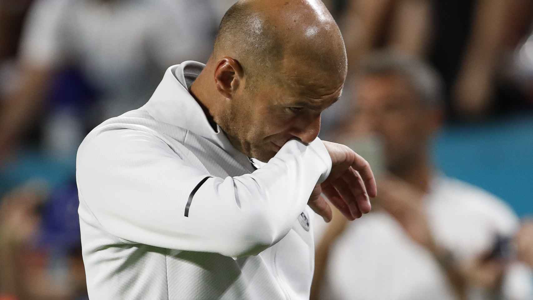 Zidane, pensativo tras el duelo ante el Barça.