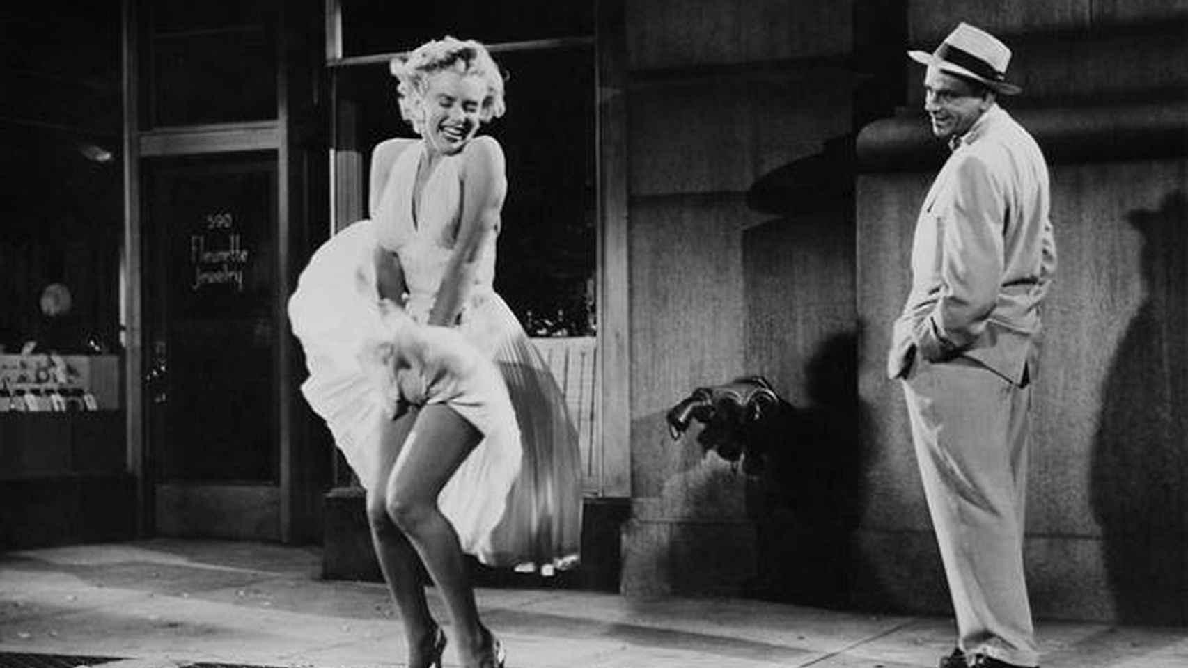 Escena de la película La tentación vive arriba (1955).