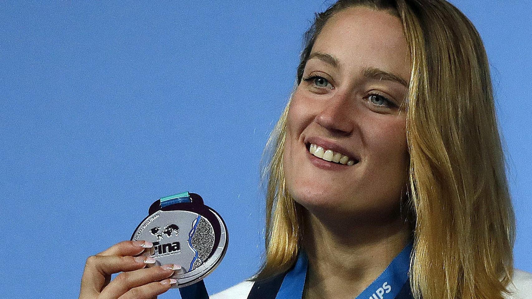 Mireia Belmonte en el podio mundial de los 400 estilos este domingo.