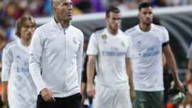 Zidane, acompañado por varios jugadores, tras el amistoso ante el Barcelona.