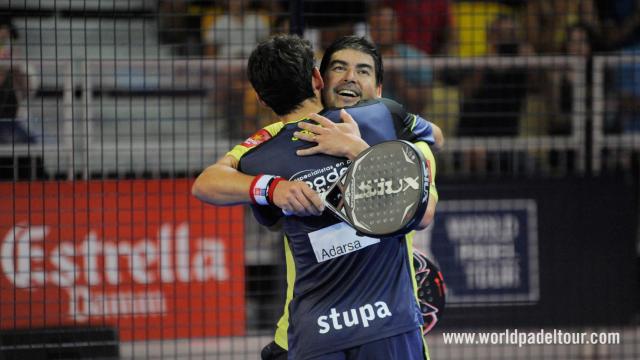 Franco Stupaczuk y Cristian Gutiérrez se abrazan durante la final en Gran Canaria.