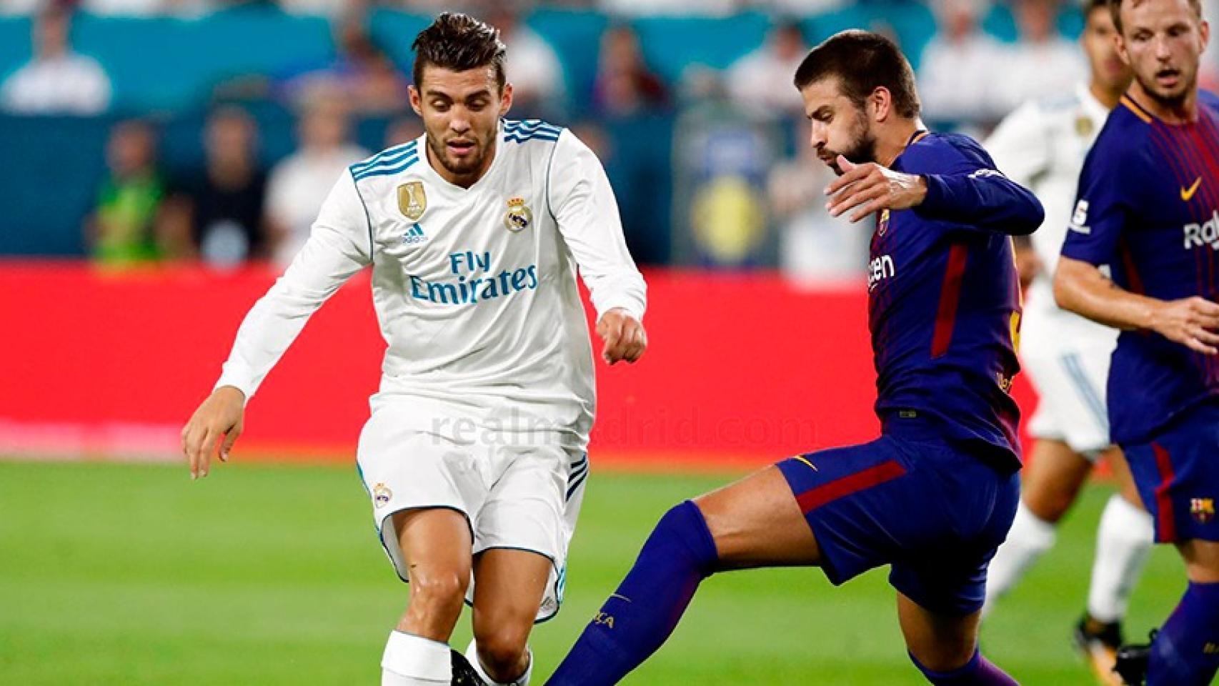 Kovacic encara la portería frente a Gerard Piqué