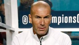 Zidane en el banquillo.