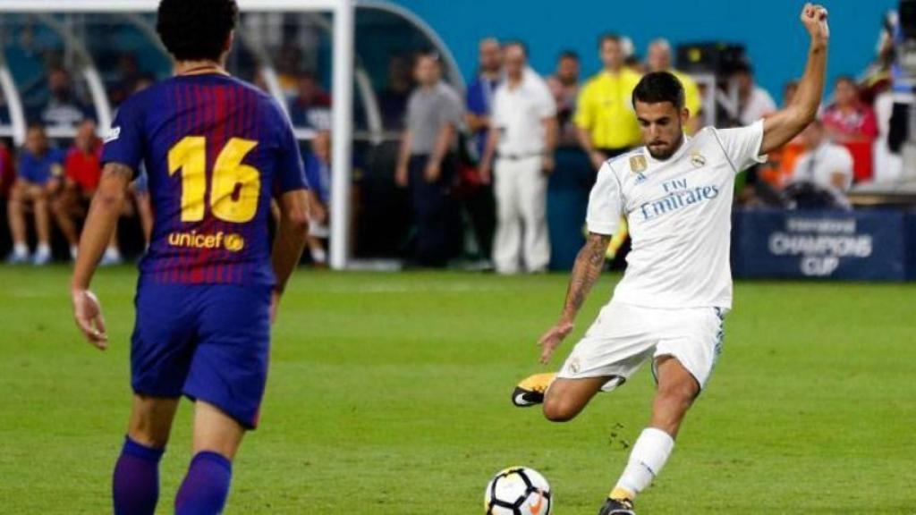 Ceballos golpea el balón durante el Clásico de Miami