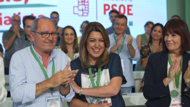 Susana Díaz junto con Juan Cornejo y Micaela Navarro.