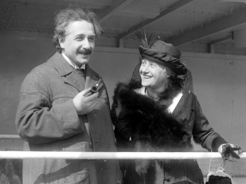 Albert Einstein junto a Elsa.
