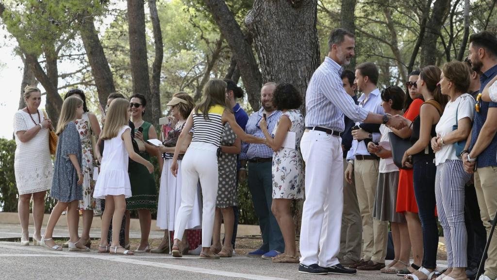 La Familia Real ha saludado a los periodistas congregados en los jardines.