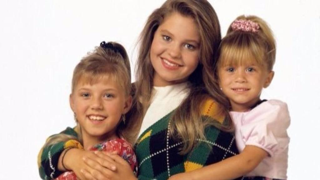 Imagen de una de las series más seguidas en los años 90,  Padres Forzosos (1987), con las gemelas Olsen con esos coleteros scrunchies.