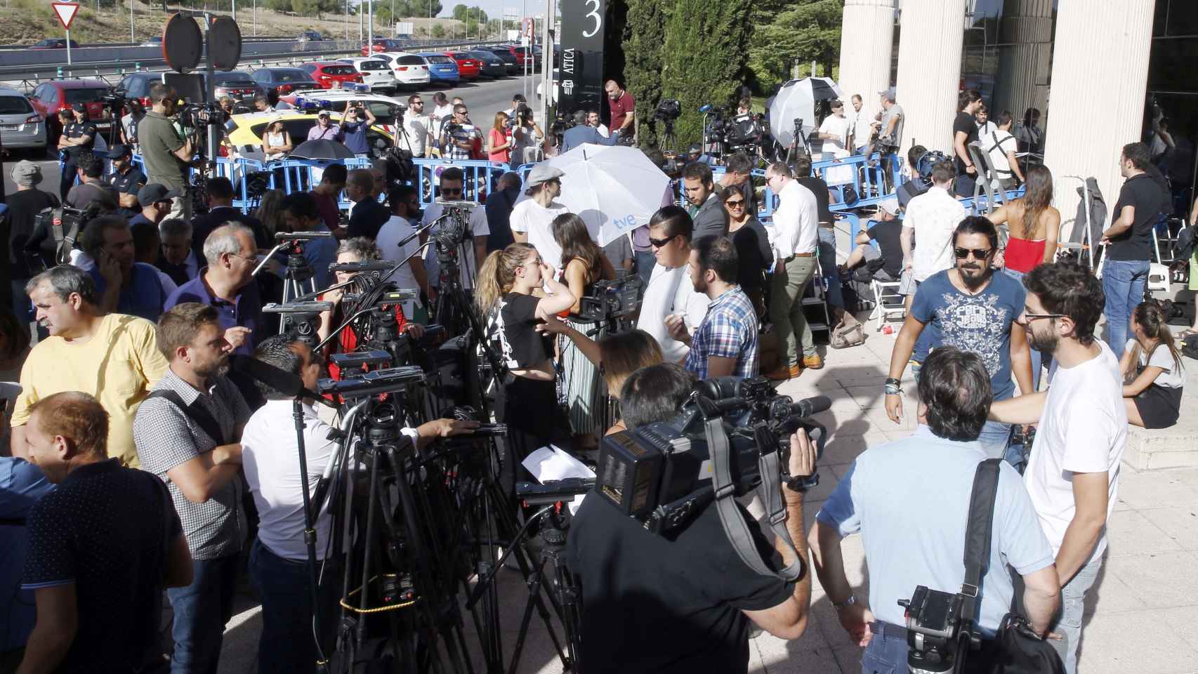 Medios de comunicación esperan a Cristiano Ronaldo en el Juzgado de Instrucción número 1 de Pozuelo, Madrid.