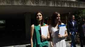 Lorena Roldán y Andrea Levy a las puertas del Tribunal Constitucional.