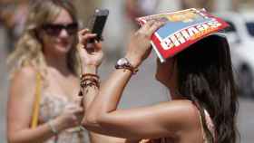 Una turista se fotografía con su teléfono móvil en Sevilla.