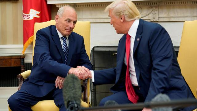 Donald Trump da la mano a John Kelly durante su toma de posesión como jefe de gabinete de la Casa Blanca.