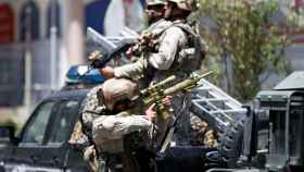 Fuerzas de seguridad afganas en las cercanías del lugar del atentado