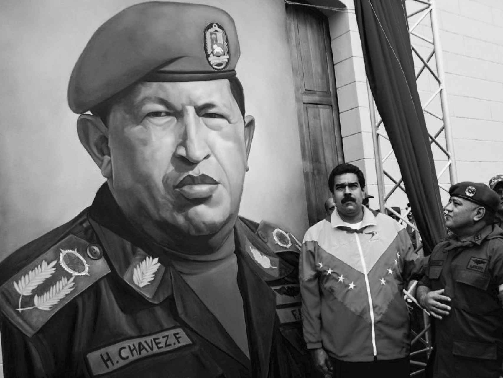 Nicolás Maduro ante un mural de Hugo Chávez
