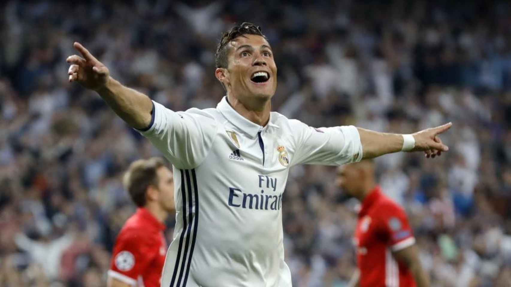 Cristiano Ronaldo celebrando su gol con lo alto de la grada. EFE