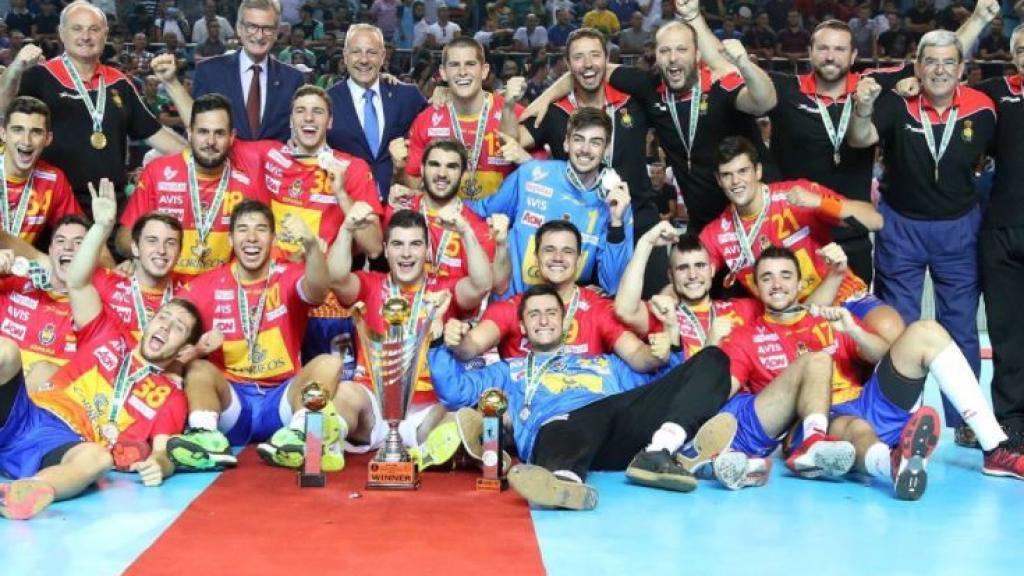 Los Hispanos júnior celebran el oro en el Mundial.