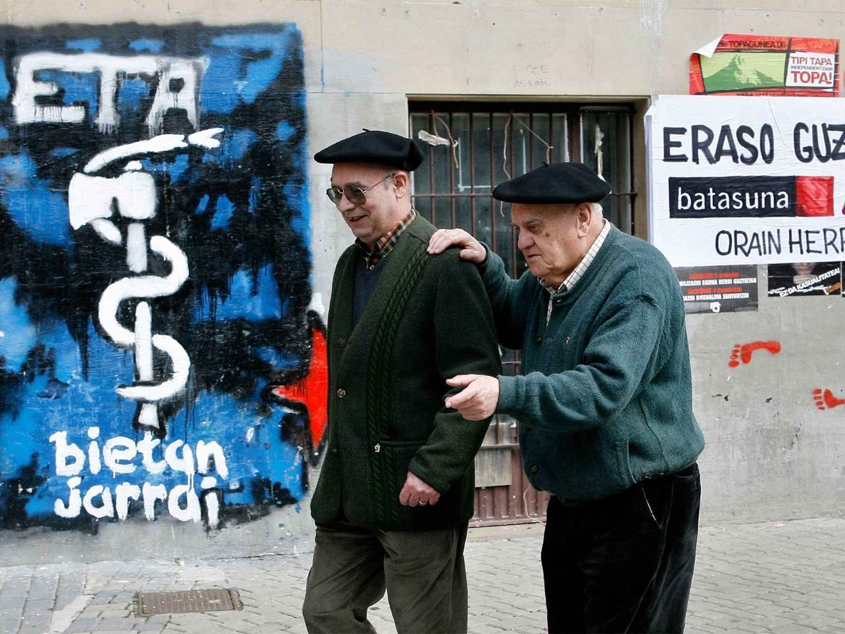 Dos ancianos en Alsasua, con fondo de pintadas de ETA. Villar López (Ap/ Gtres)