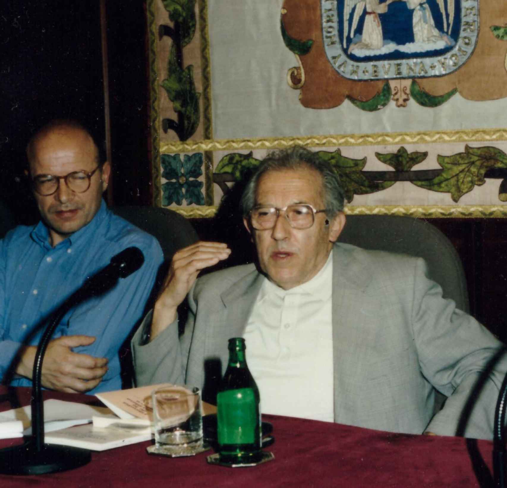 Gustavo Bueno en 1997, al fondo el autor del artículo, Manuel Asur.