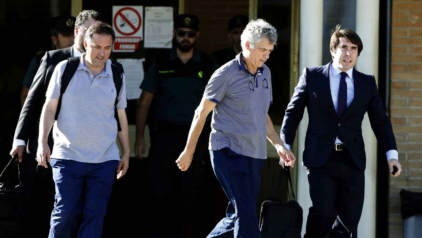 Ángel María Villar y su hijo Gorka al salir de prisión este martes por la tarde.