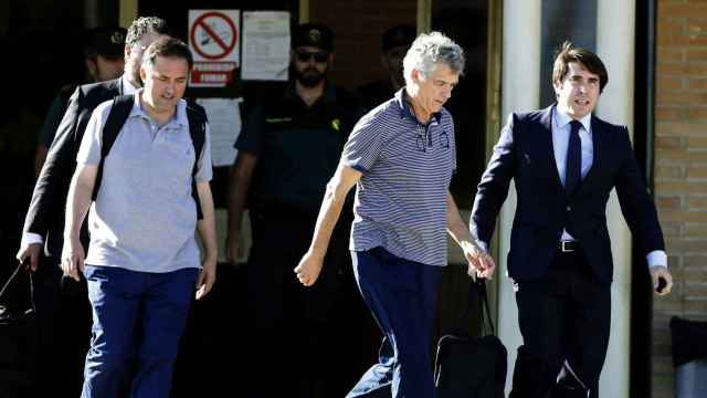 Ángel María Villar y su hijo Gorka al salir de prisión este martes por la tarde.