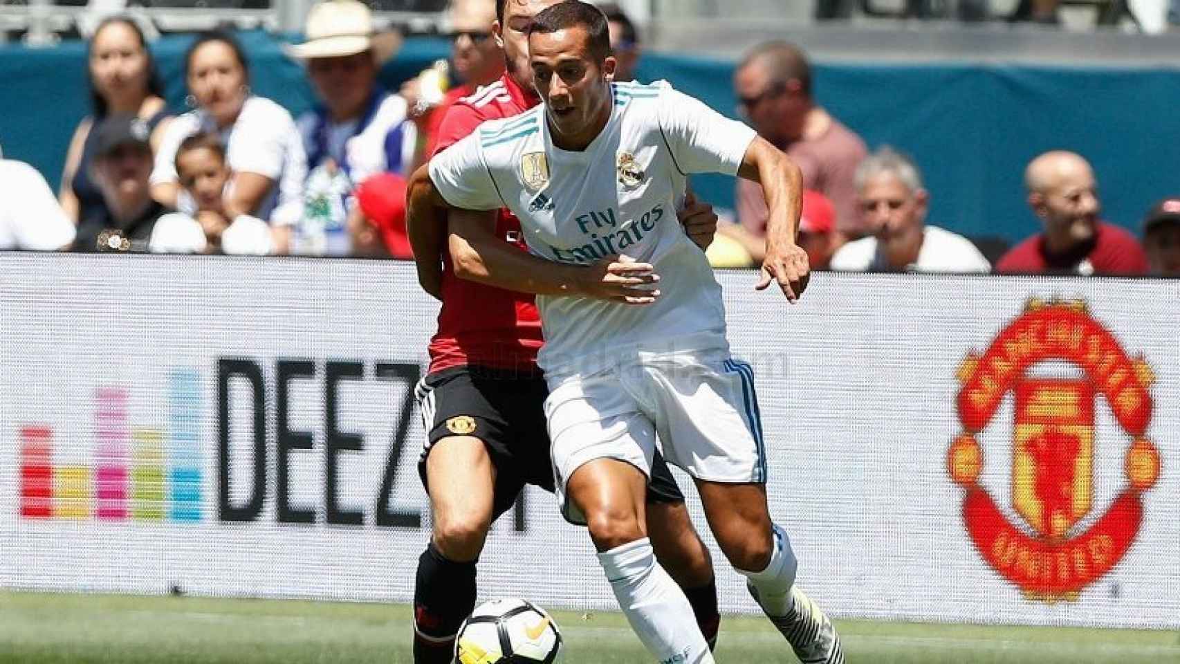 Lucas se lleva el balón frente a la defensa del United