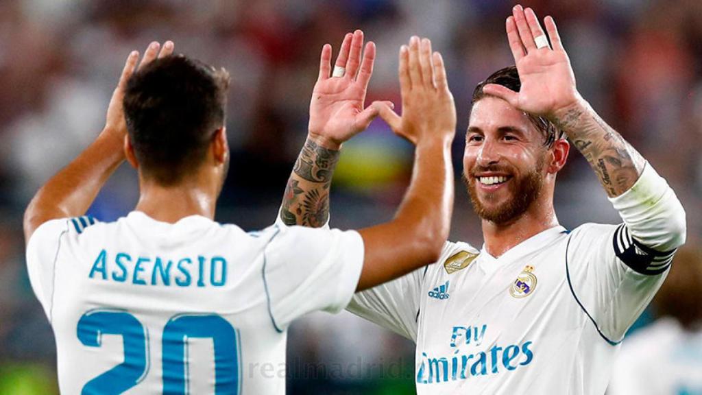 Sergio Ramos y Marco Asensio celebran un tanto.