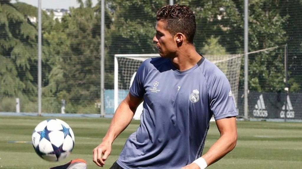 Cristiano controla de tacón