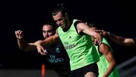 Bale disputa un balón con Carvajal