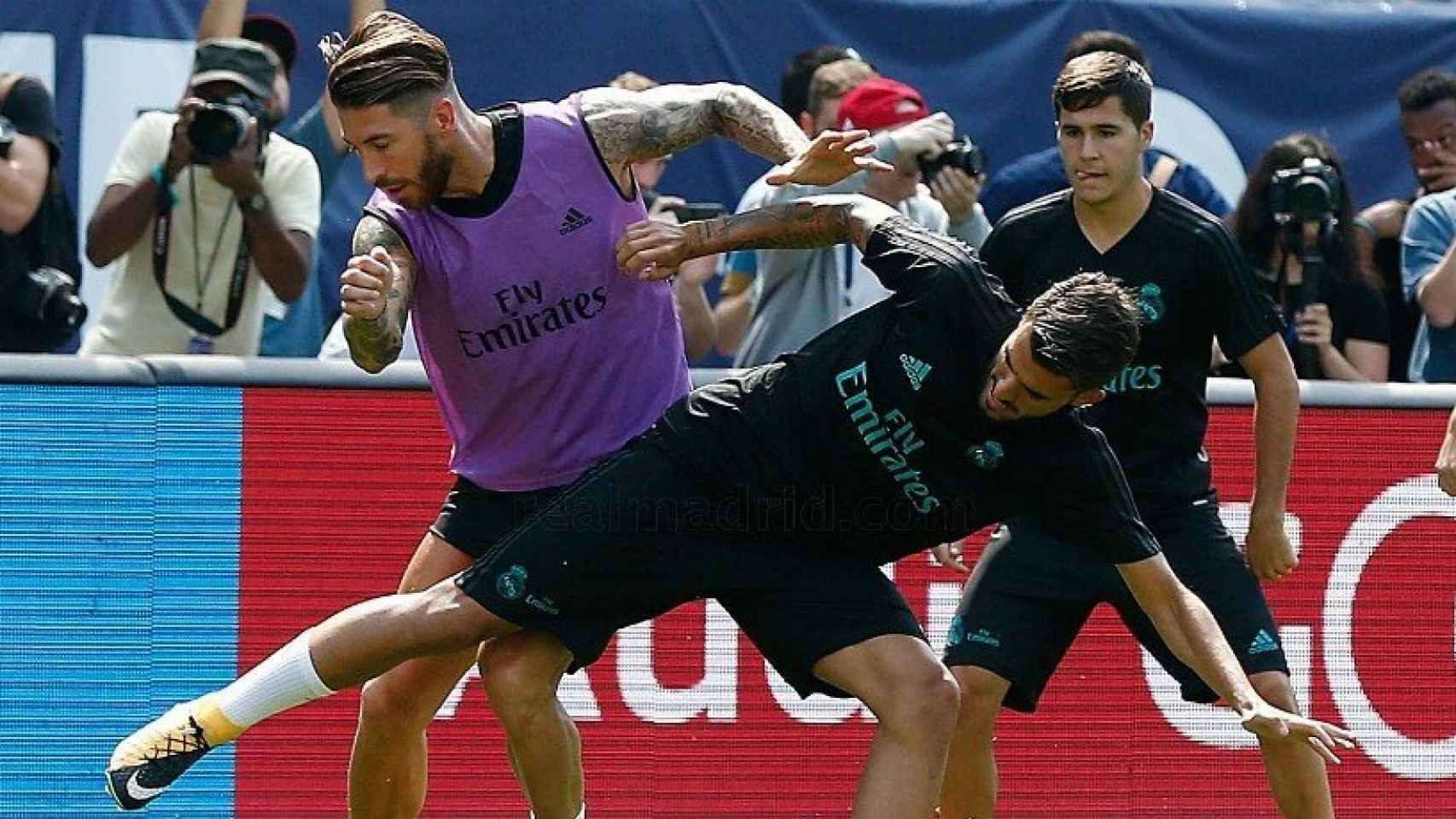 Ramos y Ceballos se disputan un balón