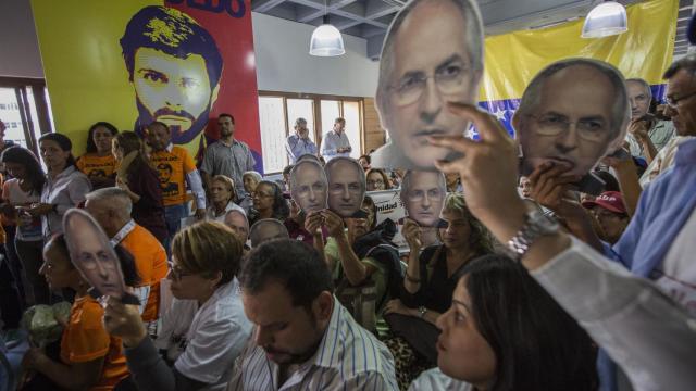 Opositores protestas con las caretas de Antonio Ledezma.