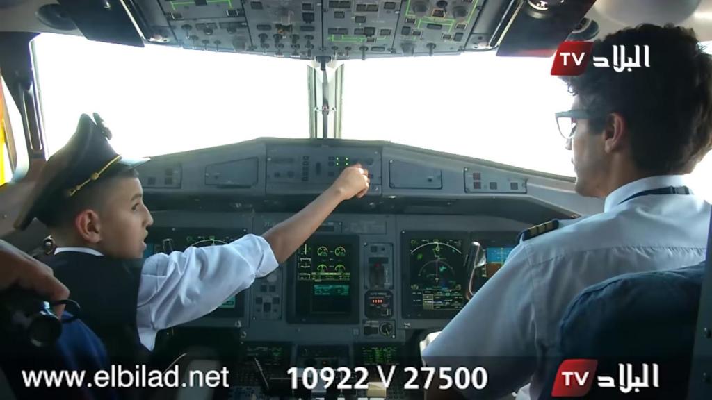 El niño pilotando el avión en mitad del vuelo.