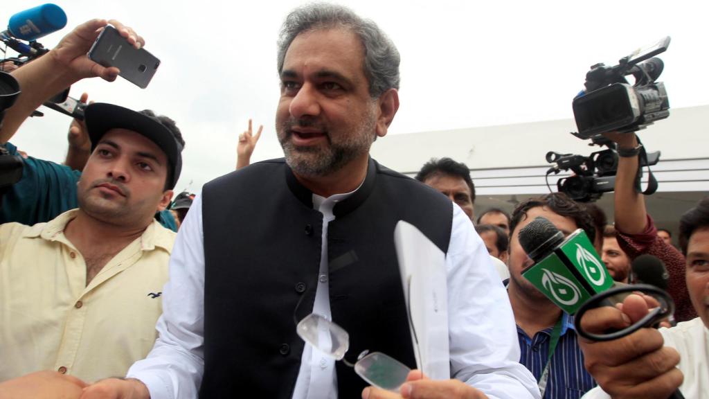 Shahid Khaqan Abbasi comparece ante los medios.