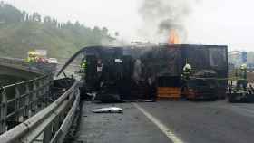 Camión incendiado en la autovía A-8, después de sufrir un accidente.
