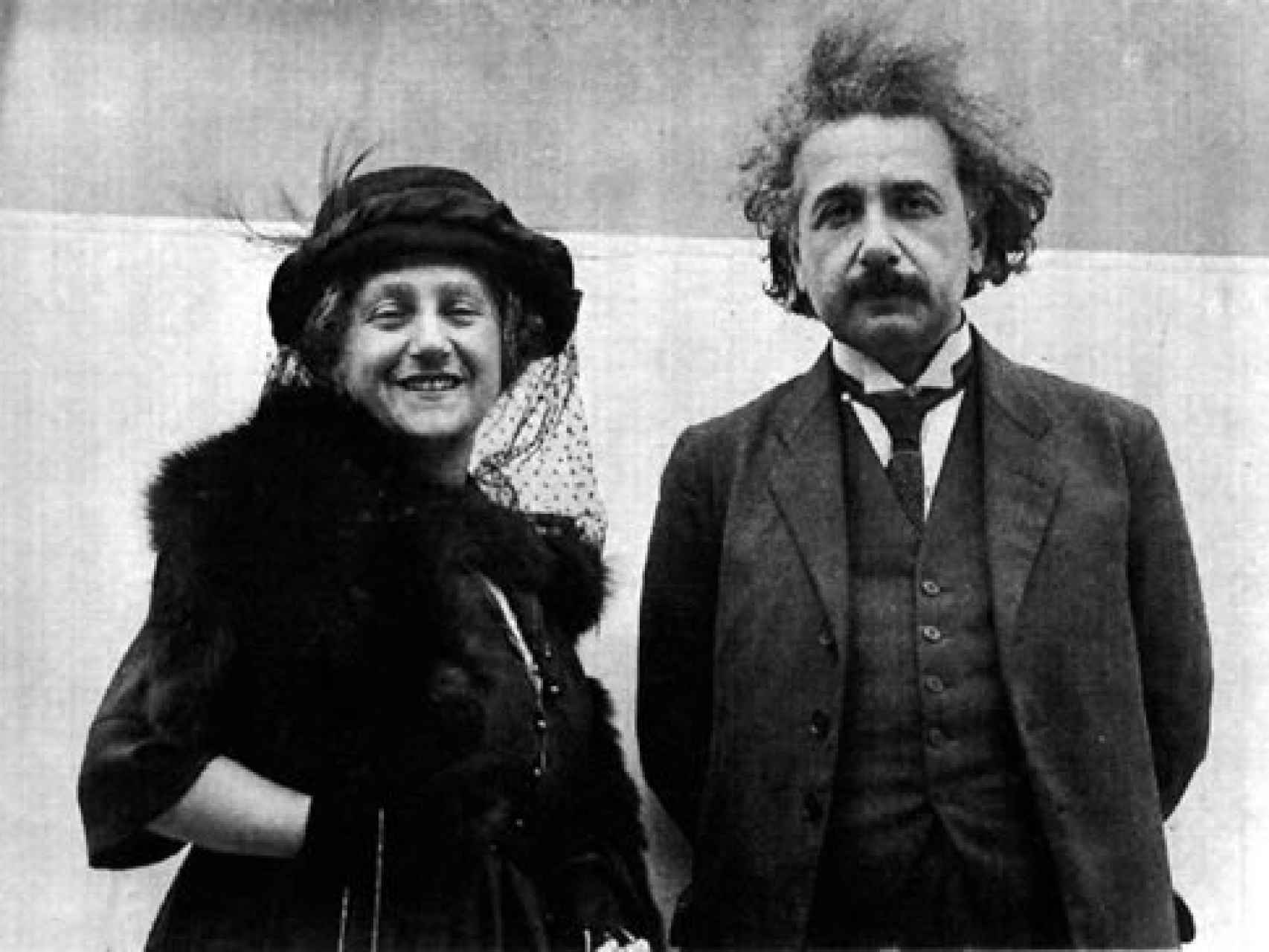 Albert Einstein junto a su esposa.
