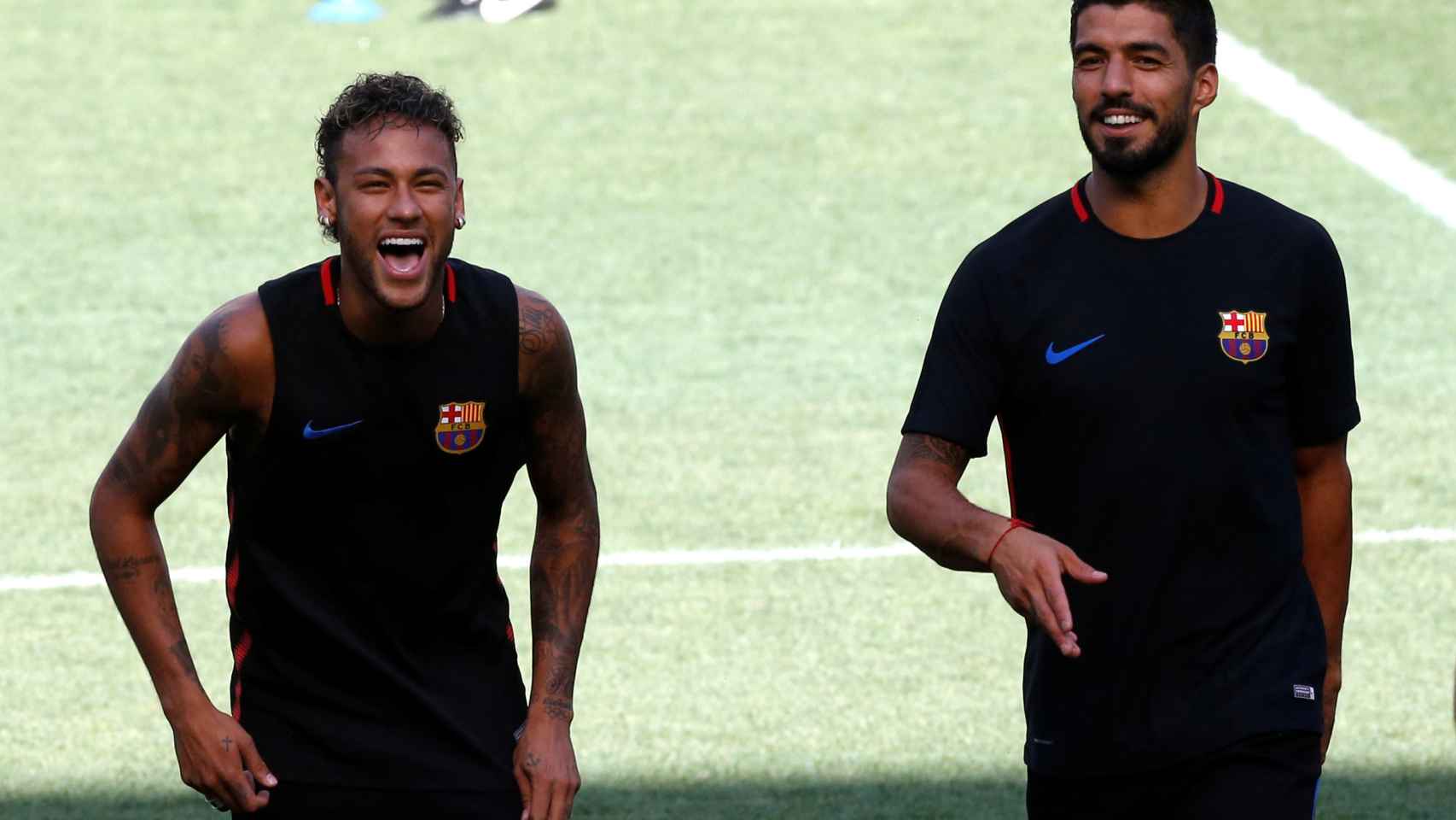 Neymar bromea con Suárez durante un entrenamiento en la gira de Estados Unidos.