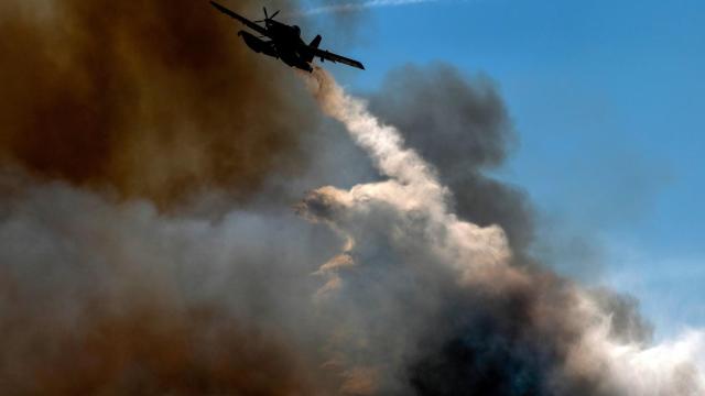 Un avión trabaja para apagar un incendio en Sao Miguel do Outeiro (Portugal)