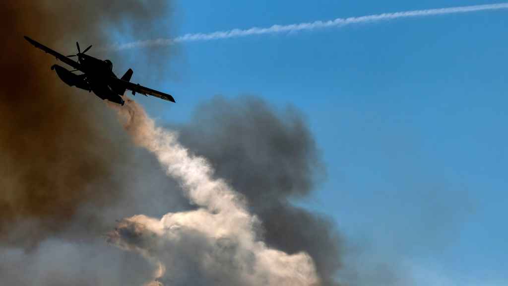 Un avión trabaja para apagar un incendio en Sao Miguel do Outeiro (Portugal)