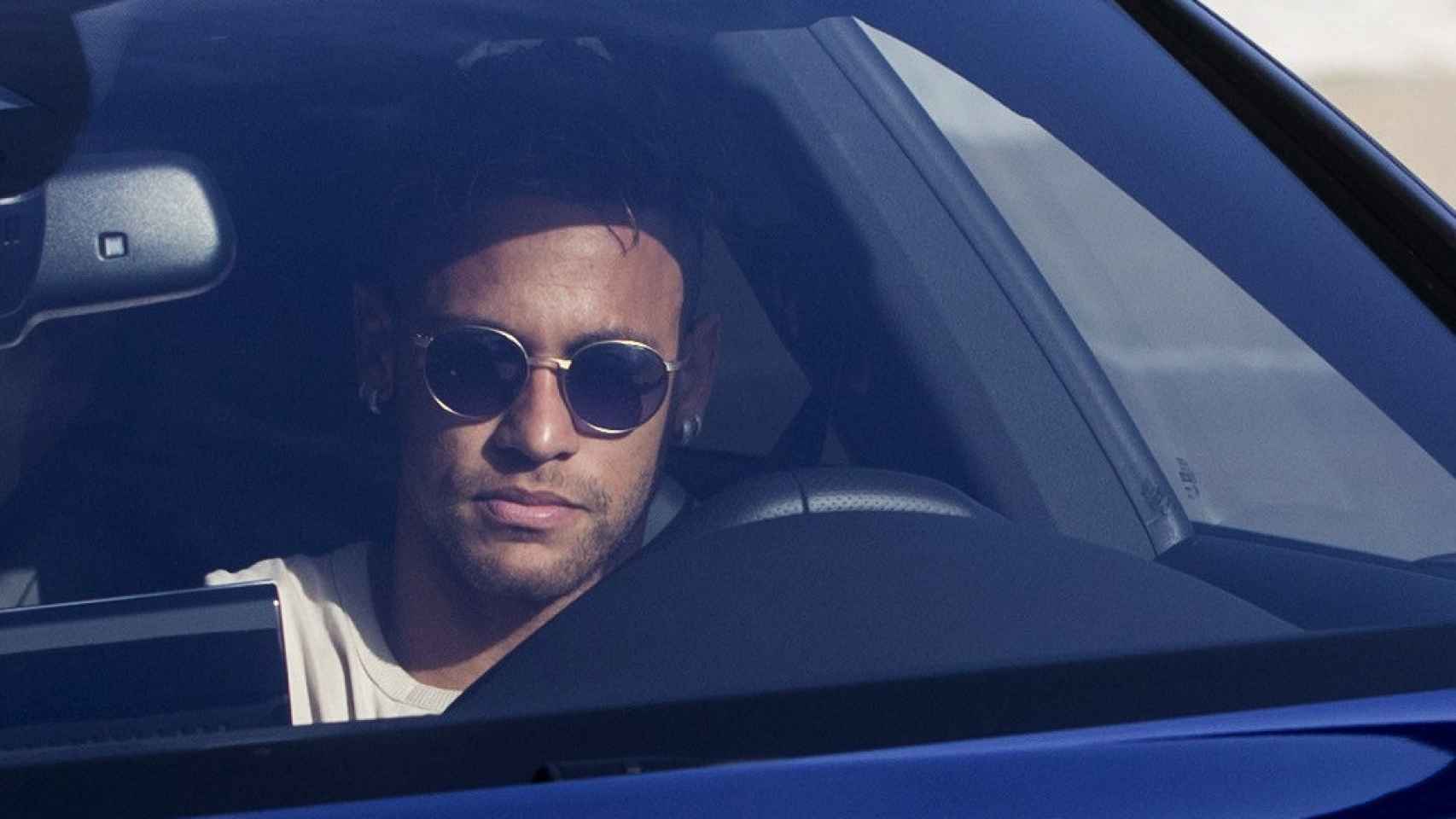Neymar, a la llegada al entrenamiento en su coche.