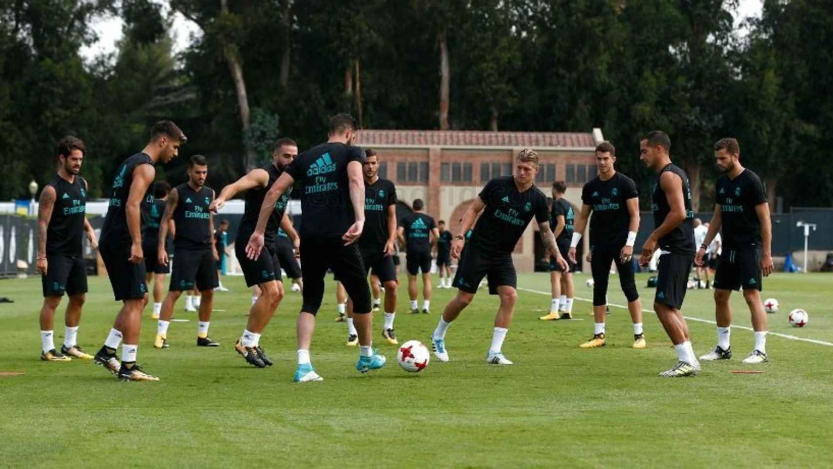 Jugadores del Real Madrid durante el entrenamiento