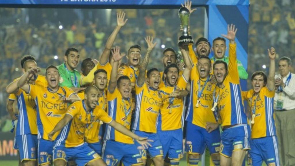 Tigres levantando la Copa. Foto: tigres.com.mx