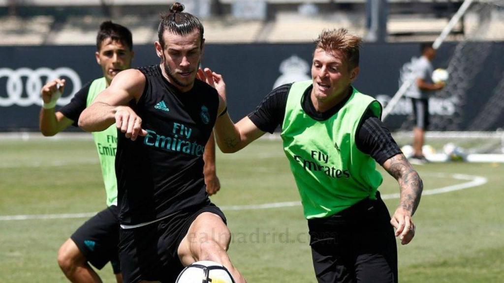 Kroos intenta arrebatar el balón a Bale.