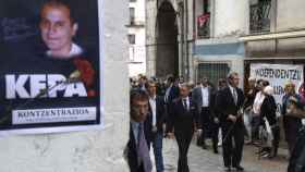 El lehendakari, Íñigo Urkullu, pasea en Azpeitia al lado de un cartel en recuerdo de Kepa del Hoyo