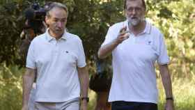 Rajoy, acompañado por el presidente de la Autoridad Portuaria de Marín, José Benito Suárez a orillas del río Umia.
